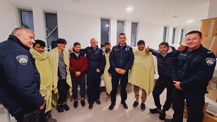 Slika /PU_BP/2022/Granica2022/spašeni migranti2.jpg